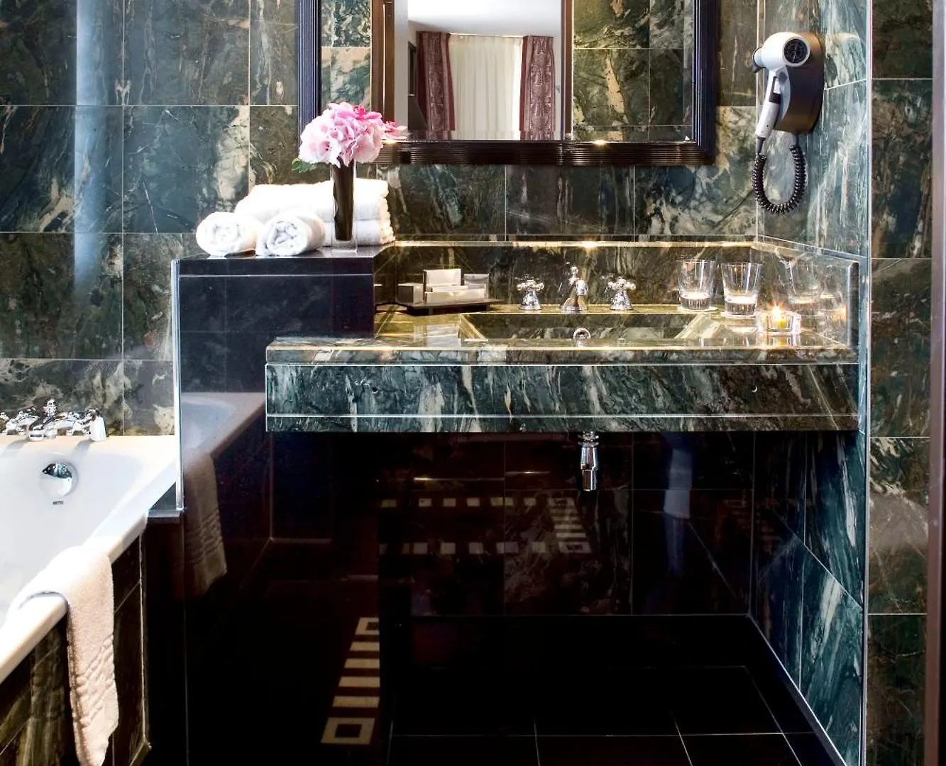 Les Jardins Du Marais Hotel 4*