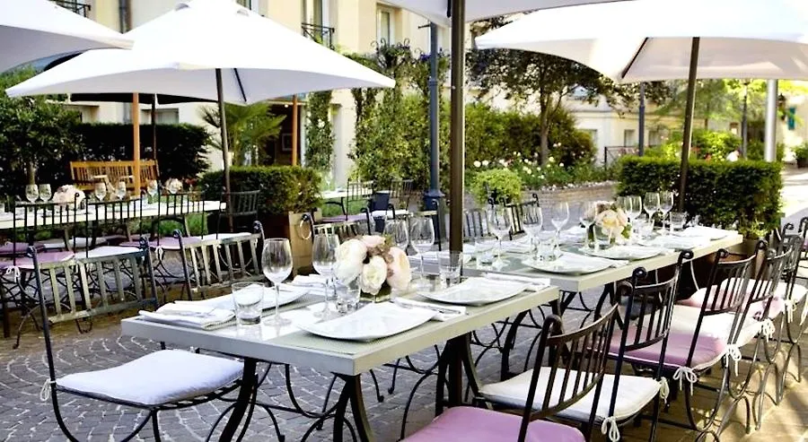 Les Jardins Du Marais Otel 4*